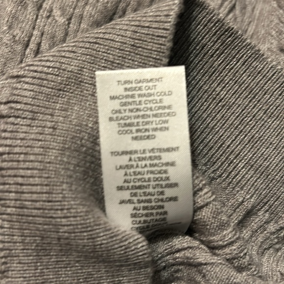 T TAHARI. NWT. a viscose blend, size S/P grey, short sleeve mock turtleneck. - Picture 9 of 11
